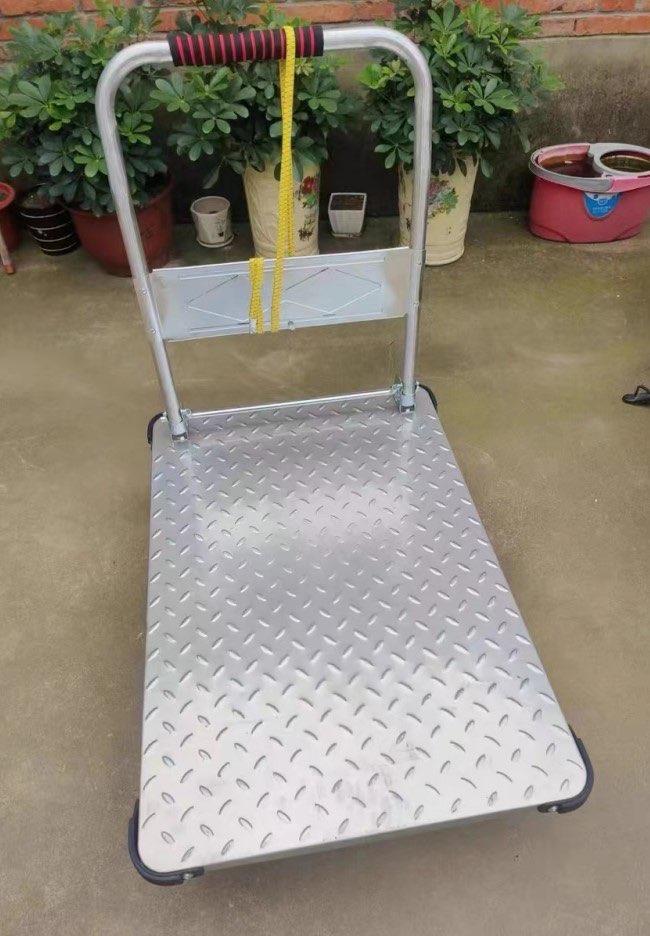 CARROS DE CARGA DE METAL Y PLASTICO EN MAQUESA 