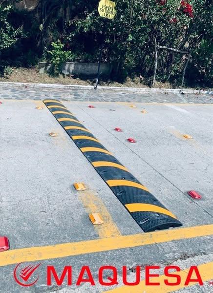 TUMULO DE CAUCHO CON REFLECTIVOS 